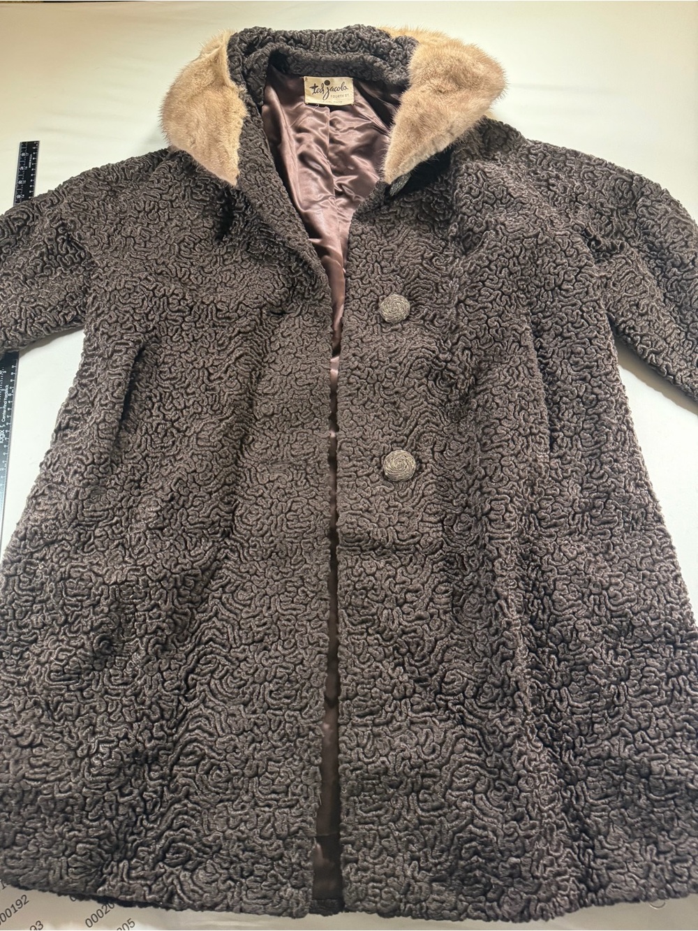 Vintage Brown Coat with Contrasting Faux-Fur Collar